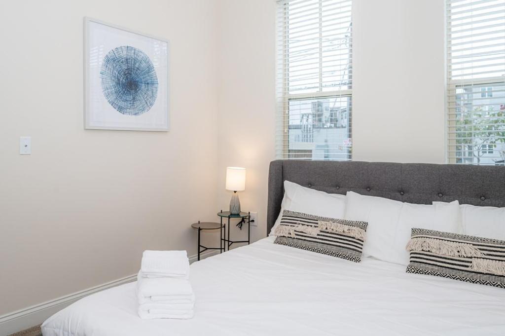 Laid Back 1Br W Comfy Living Room And Bar Charlotte Buitenkant foto