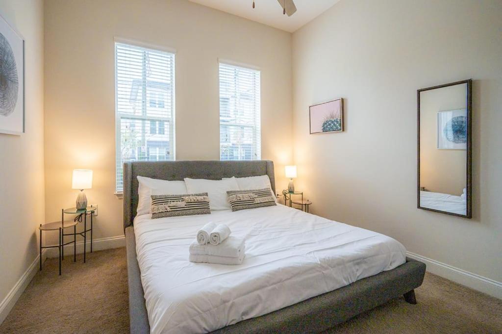 Laid Back 1Br W Comfy Living Room And Bar Charlotte Buitenkant foto